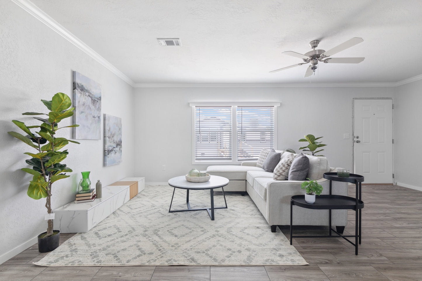 Hugo Metal Base Round Coffee Table White And Matte Black